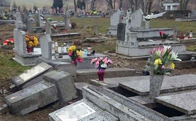Dwóch nastolatków zdemolowało nagrobki cmentarne