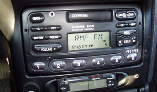 Radio i odtwarzacz CD w samochodzie odchodzą do lamusa.