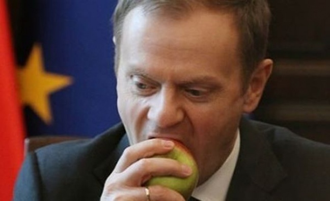 Tusk celuje jabłkiem w Putina