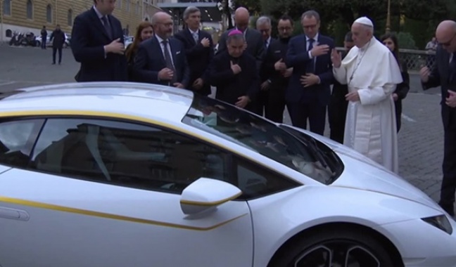 Nowy papamobile? Papież Franciszek otrzymał w prezencie Lamborghini Huracan