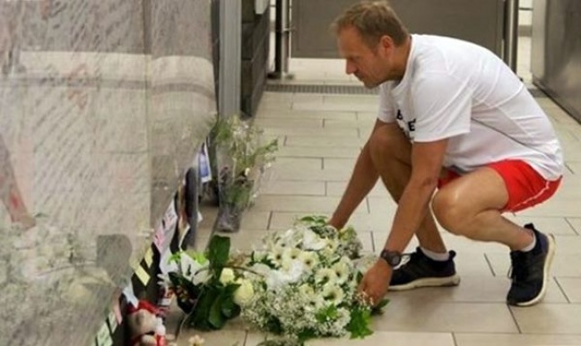 Tusk oddał hołd ofiarom zamachu terrorystycznego w sportowym stroju