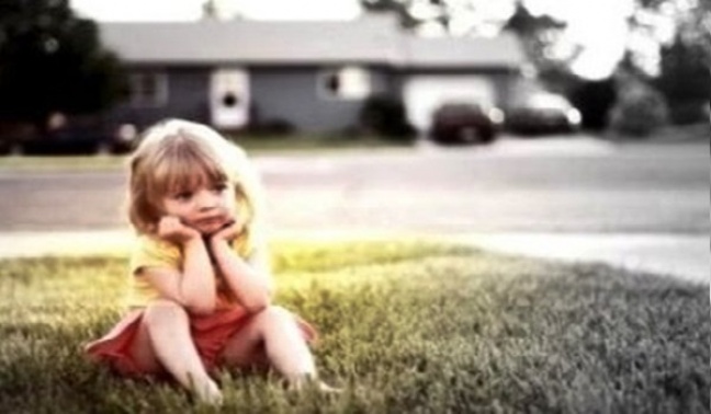 2-letnia dziewczynka sama na ulicy