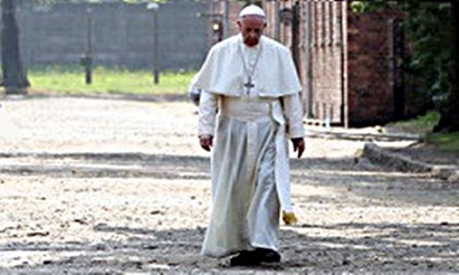 Papież Franciszek w Auschwitz.
