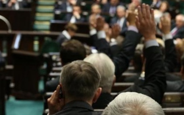PiS górą w głosowaniu za zmianą ustawy o Trybunale Konstytucyjnym