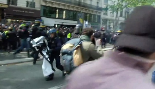 Zamieszki w Paryżu, policja użyła gazu łzawiącego. Setki zatrzymanych