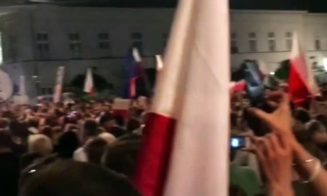 &quot;Muzyka dla demokracji&quot;. Maciej Maleńczuk porwał demonstrujących na Krakowskim Przedmieściu