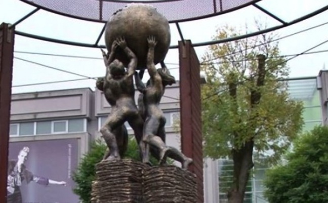 W Słubicach stanął pierwszy na świecie pomnik Wikipedii