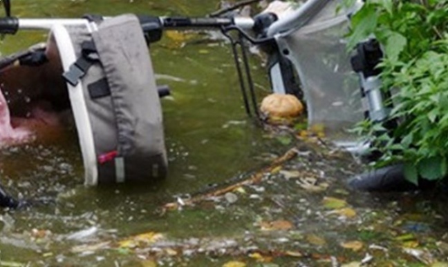 Wózek z małym dzieckiem wpadł do stawu