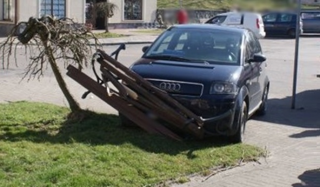 Samochód uderzył w ławkę, na której odpoczywali dwaj mężczyźni