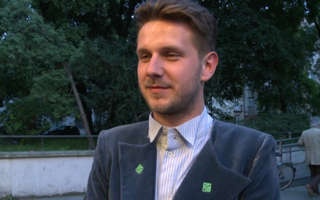 Antoni Królikowski zmienia styl ubierania.