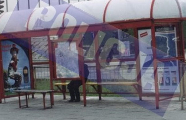 Zamiast zostać w domu siedział na przystanku