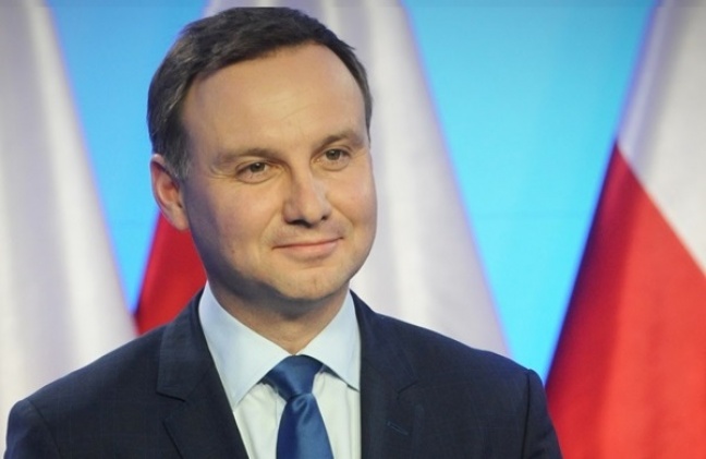Zaprzysiężenie sędziów i flagi w tle