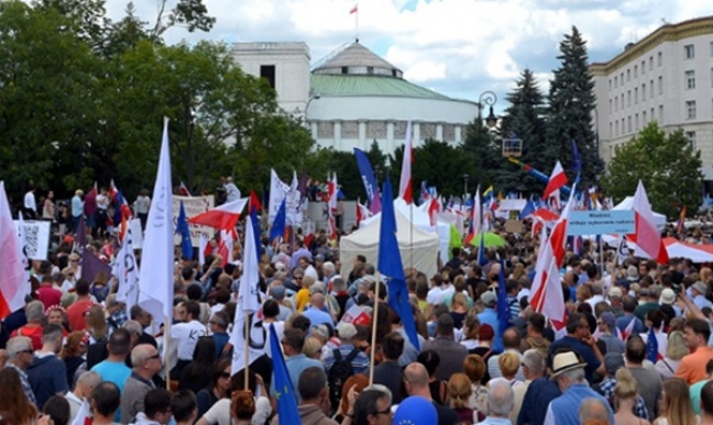 Protest przed Sejmem ws. zmian w sądownictwie