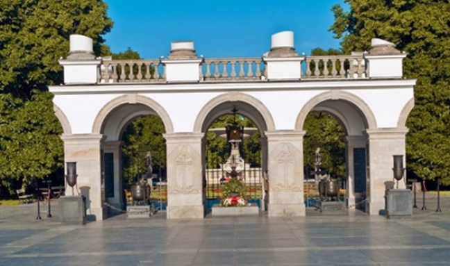 Wojewoda przejmuje plac Piłsudskiego. &quot;Zza węgła władza centralna zagarnia ten plac&quot;
