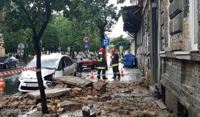 Balkon runął w prost na samochód i chodnik