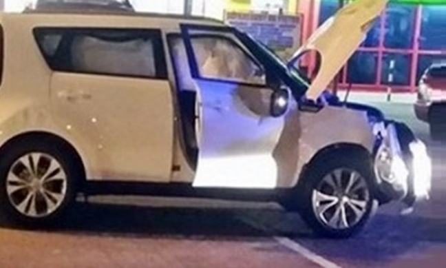 Chciał posłuchać muzyki w aucie i dachował.