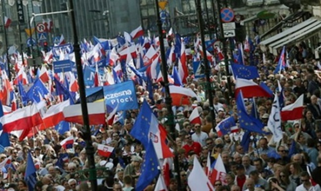 Protest przeciw rządom PiS. &quot;Marsz Wolności&quot; na ulicach Warszawy