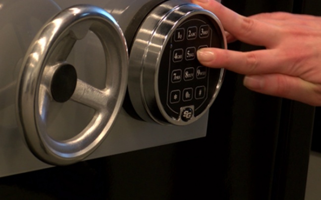 Co Polak ukrywa w sejfie?