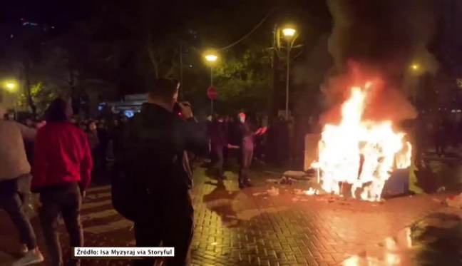 Zamieszki w Tiranie. Podpalono m.in. świąteczną choinkę