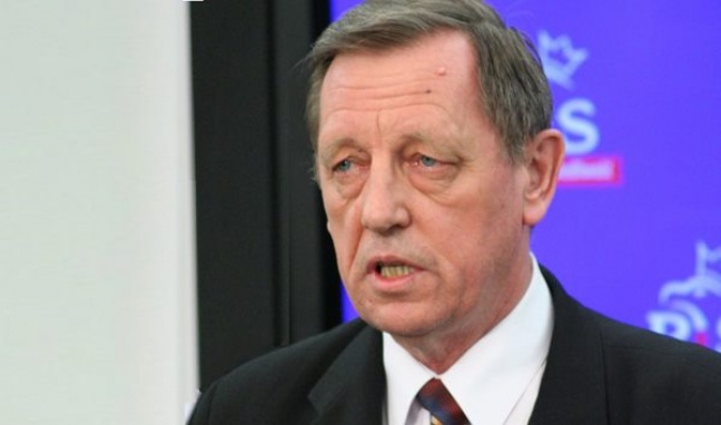 Szyszko przyniósł na konferencję słoik z kornikami