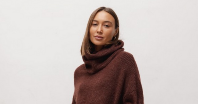 Przytulnie i Stylowo: Modne Długie Swetry na Jesień 2023