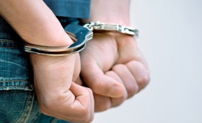 Gwałcił własną córkę, teraz oczekuje na zasłużony proces.