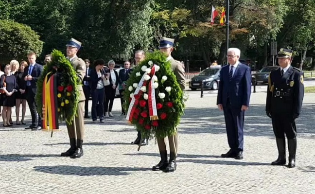 Szefowie MSZ Polski i Niemiec złożyli wieńce pod Pomnikiem Ofiar Rzezi Woli w Warszawie