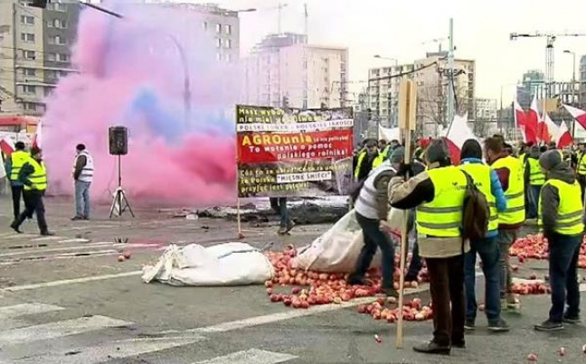 Rozsypane jabłka, płonące opony, a na torach świńskie ryje