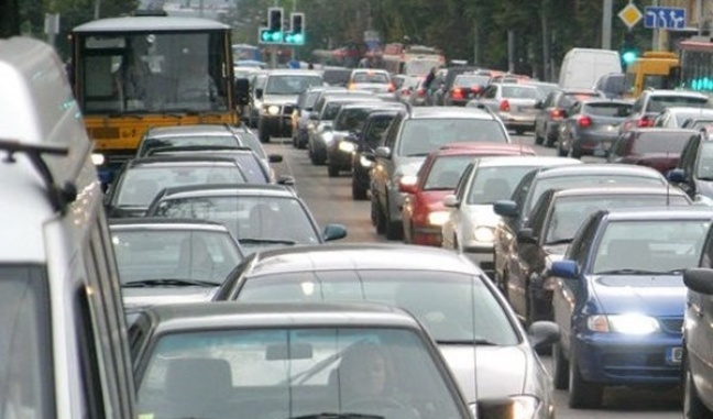 Kierowcy stojący w korkach tracą dużo pieniędzy