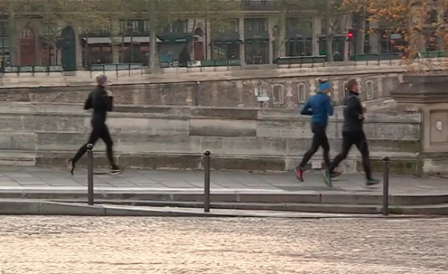 Paryż wprowadził zakaz aktywności fizycznej poza domem w godzinach 10-19.