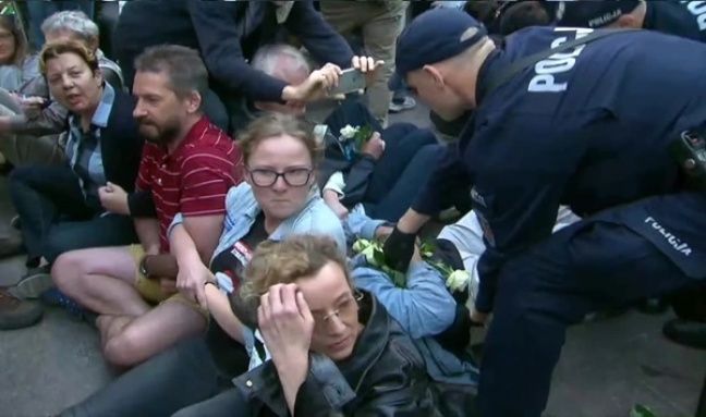 Policja usunęła siłą blokujących Krakowskie Przedmieście, podczas 86 miesięcznicy smoleńskiej