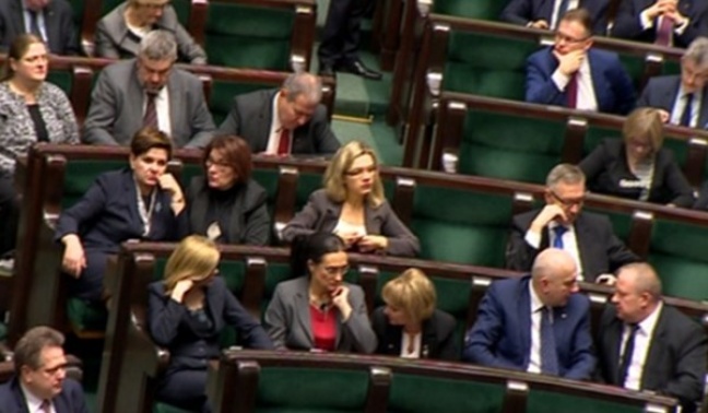 Partia rządząca wycofuje się z niektórych projektów