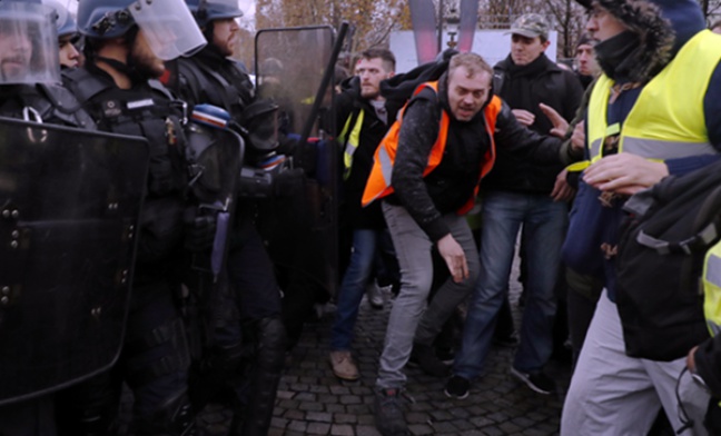 Ostre zamieszki w Paryżu. Policja użyła armatek wodnych