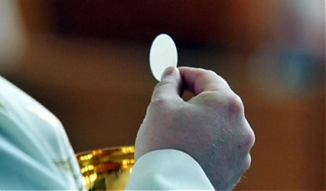 Przyjęli a później wypluli i podeptali hostię