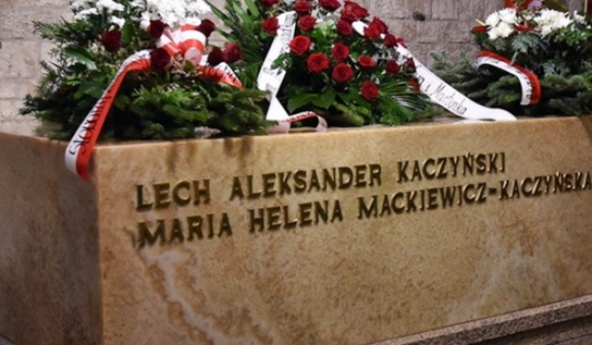 Prokuratura: W trumnie L. Kaczyńskiego ujawniono fragmenty ciał dwóch innych osób