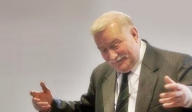 Lech Wałęsa chwali się złotą łazienką