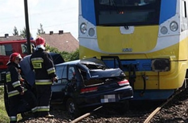 Auto osobowe zderzyło się z szynobusem