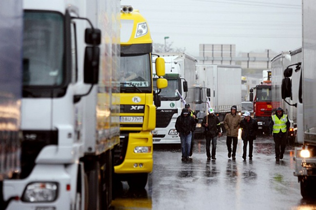 Polskie firmy transportowe i kierowcy płacą kary za uchodźców