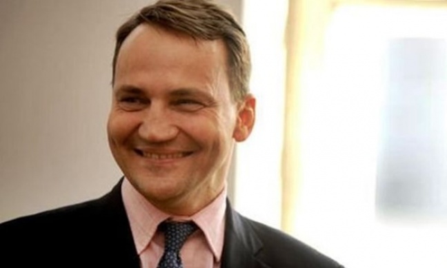 Sikorski naśmiewa się z wizji Kaczyńskiego i Macierewicza