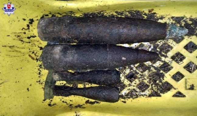 Dzieci znalazły niewybuchy niedaleko boiska