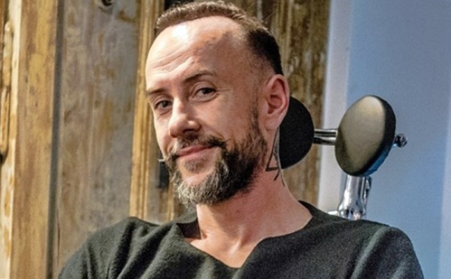 Nergal został zawodowym golibrodą