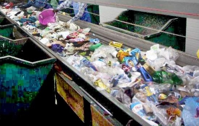 Pracownicy sortowni śmieci znaleźli martwego noworodka