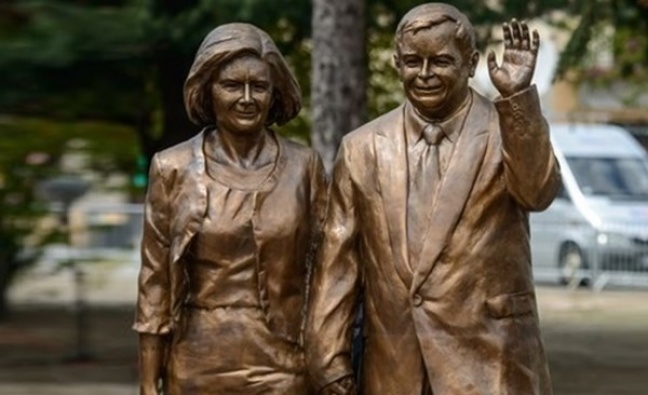 Politycy o pomniku Lecha i Marii Kaczyńskich