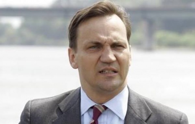 Sikorski podjął pracę i nie bierze wynagrodzenia