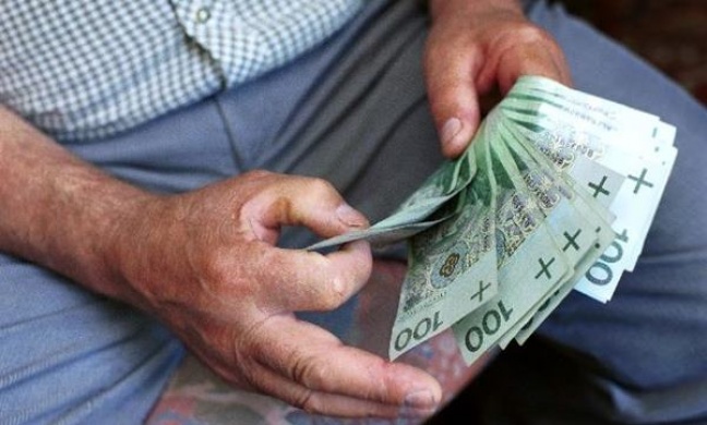 Emeryci i renciści dostaną pieniądze przed świętami