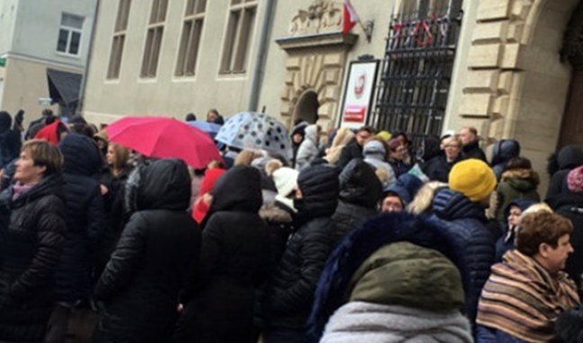 Pracownicy sądów protestują,  chcą podwyżek.