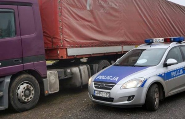 Pijany prowadził tira i popijał piwo