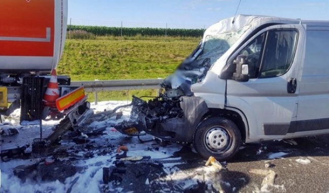 Bus uderzył w cysternę z paliwem