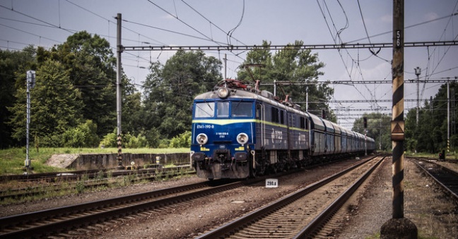 Kolej przegrywa z autostradami w kwestii przewożenia towarów