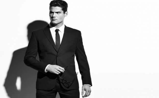 Czarne garnitury są już niemodne.